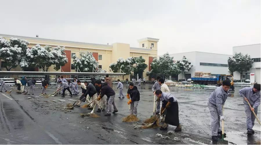 “瑞雪兆丰年”— 西尼机电组织员工扫雪除冰确保生产安全